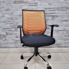 Кресло Barneo K-138 для персонала (черная ткань оранжевая сетка) в Соликамске - solikamsk.mebel24.online | фото